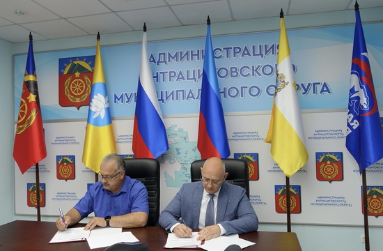 Уполномоченный по защите прав предпринимателей в Ставропольском крае Сергей Шишов заключил Соглашение о взаимном сотрудничестве с Главой администрации Антрацитовского округа Луганской Народной Республики Сергеем Саенко