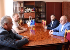 Уполномоченный по защите прав предпринимателей в Ставропольском крае Сергей Шишов посетил с рабочим визитом Администрацию Антрацитовского округа Луганской Народной Республики